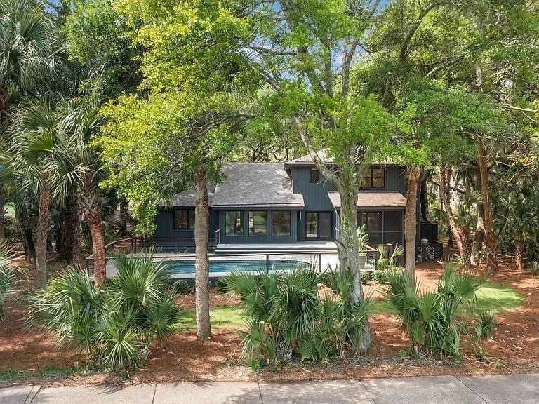 Johns Island, South Carolina, USA — 4-Bed House With Pool Among Live Oaks