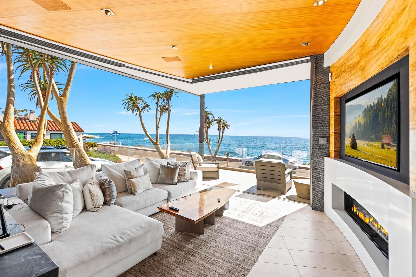A hillside home in La Jolla, California, with an infinity pool and views over the Pacific