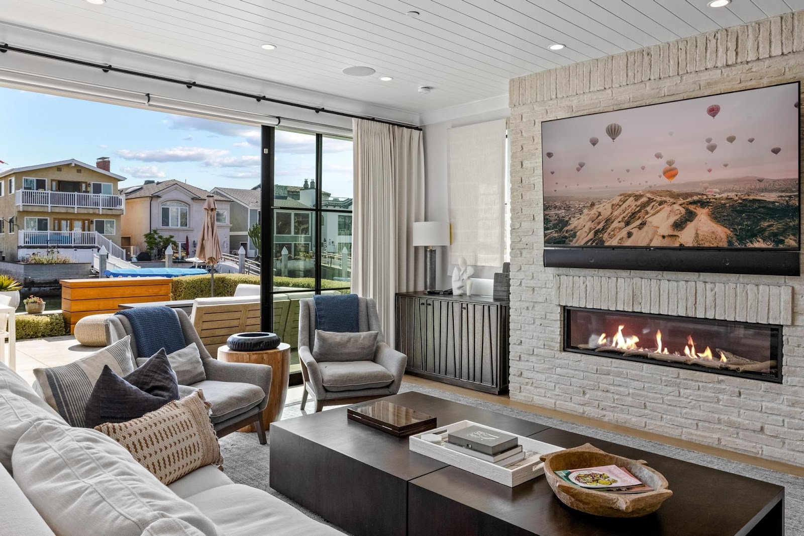 Newport Beach, California, USA — 3-Bed Farmhouse With Hot Tub