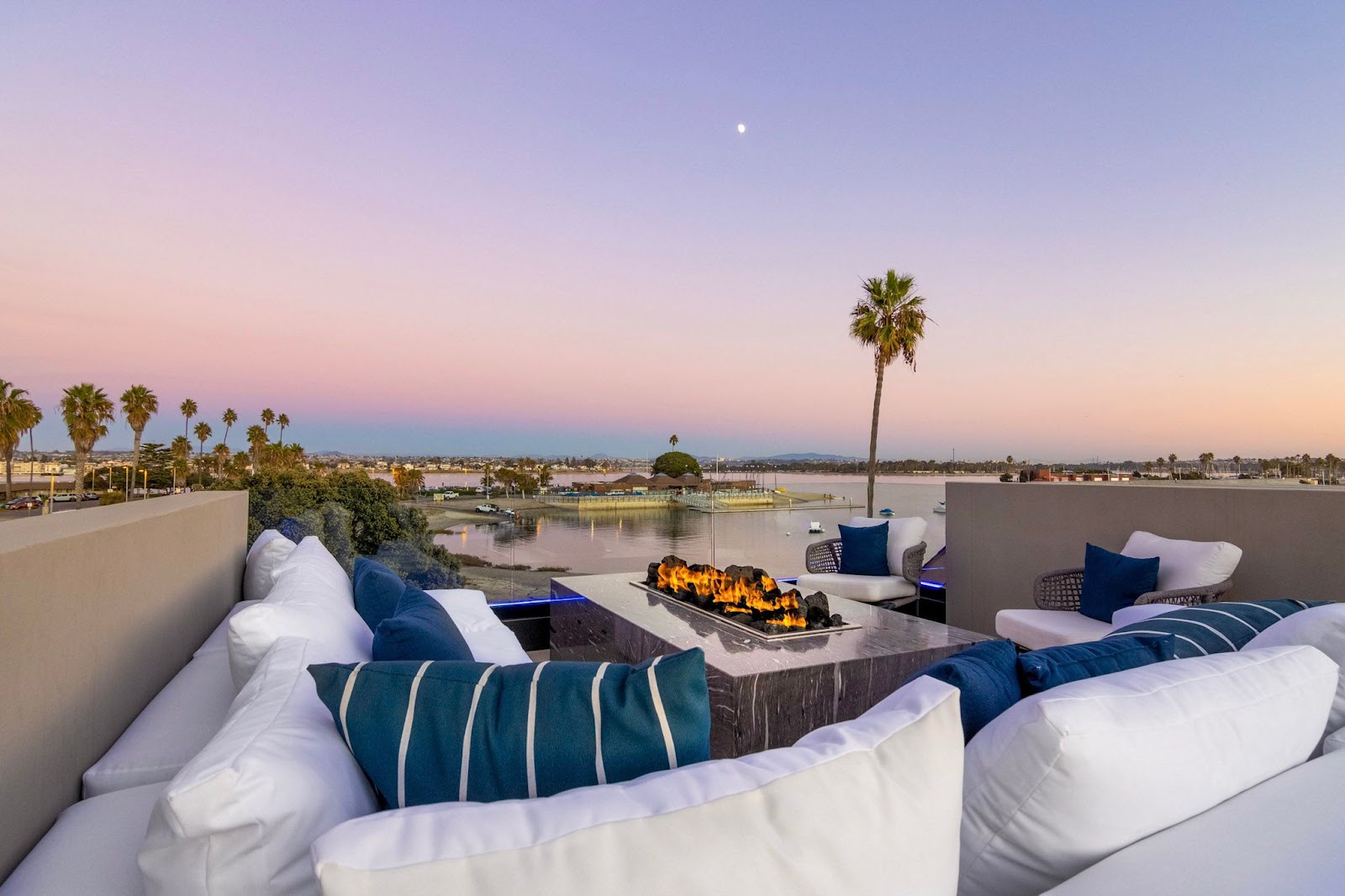 San Diego, California, USA — 4-Bed House With Beach Access