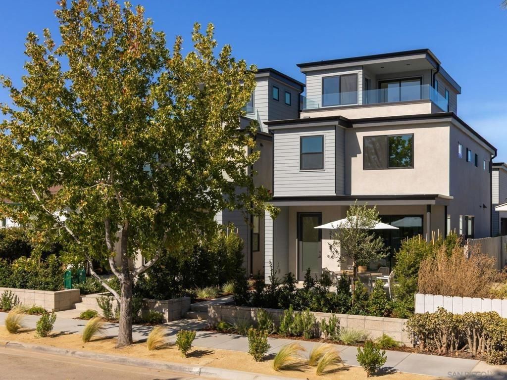 San Diego, California, USA — 4-Bed Modern House With Rooftop Balcony
