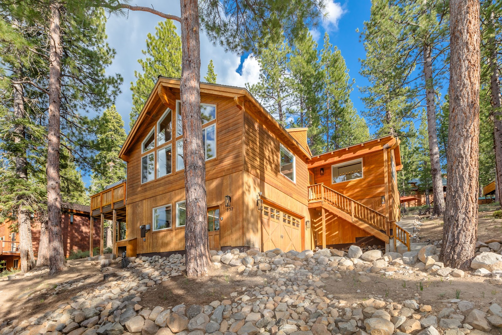 Truckee, California, USA — 4-Bed Cabin Near Ski Resort
