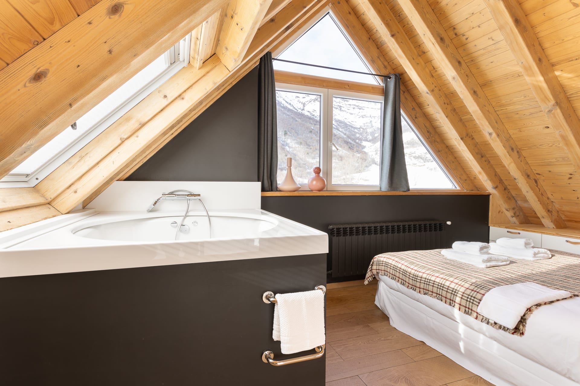 A bedroom under the eaves of a duplex in Bagergue, Val d'Aran